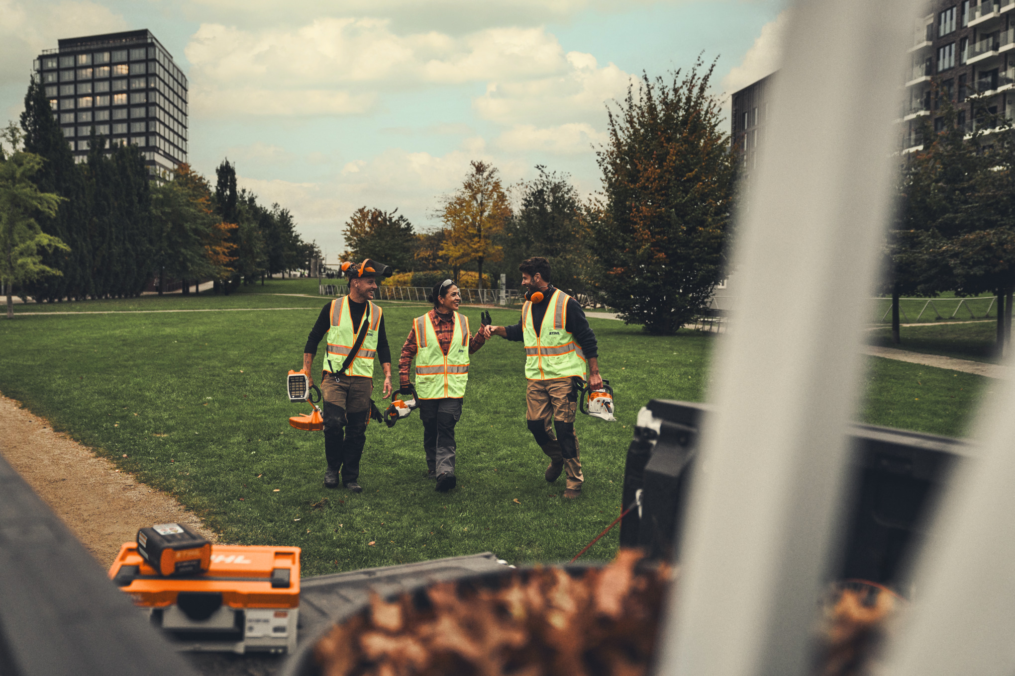 Equipo de vuelta al vehículo después del trabajo con herramientas inalámbricas STIHL