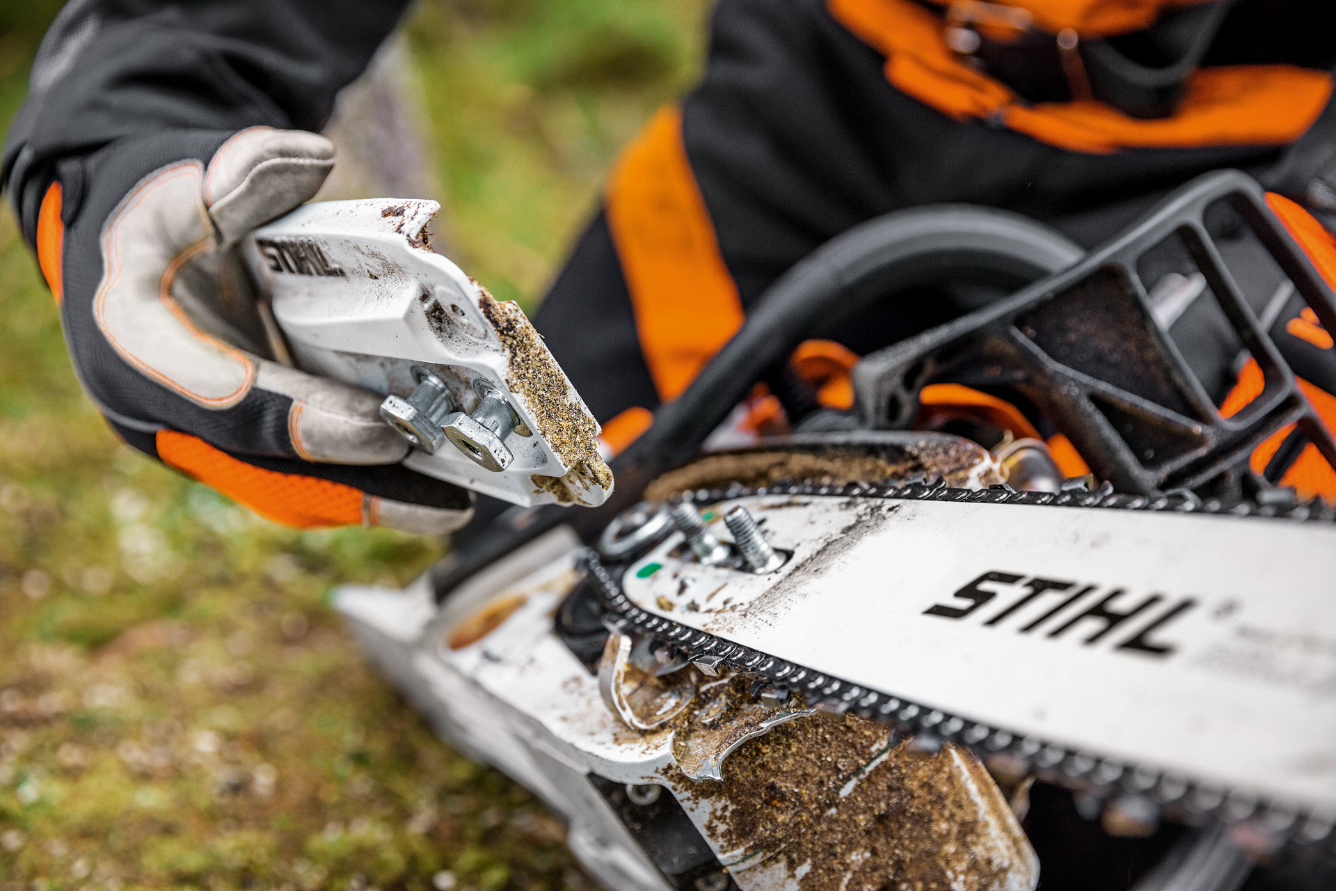 Primer plano de la cubierta del piñón cadena retirado de una motosierra a gasolina STIHL MS 261 C-M 