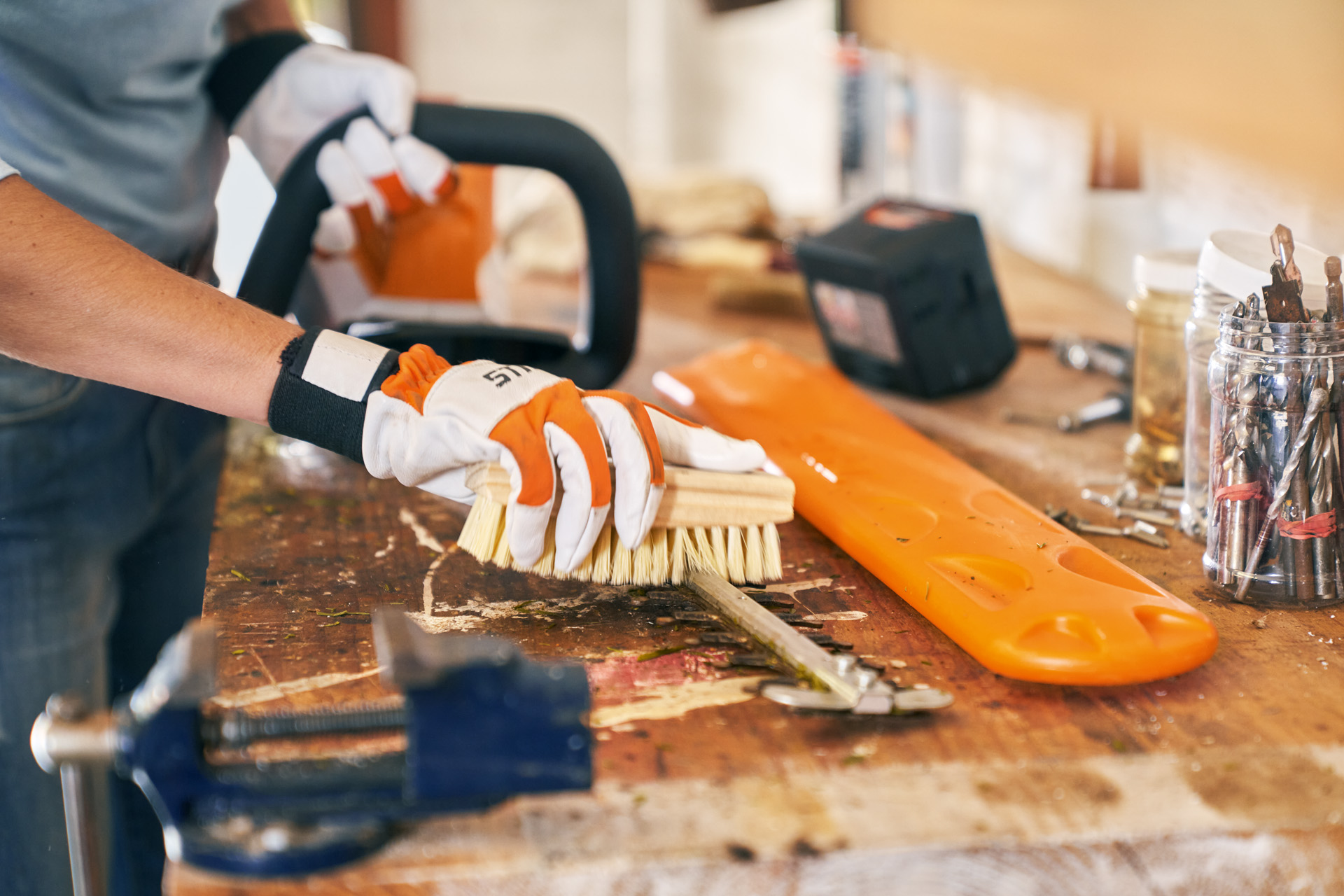 Cuidado de las máquina: el cortasetos a batería STIHL HSA 56 se limpia con un cepillo