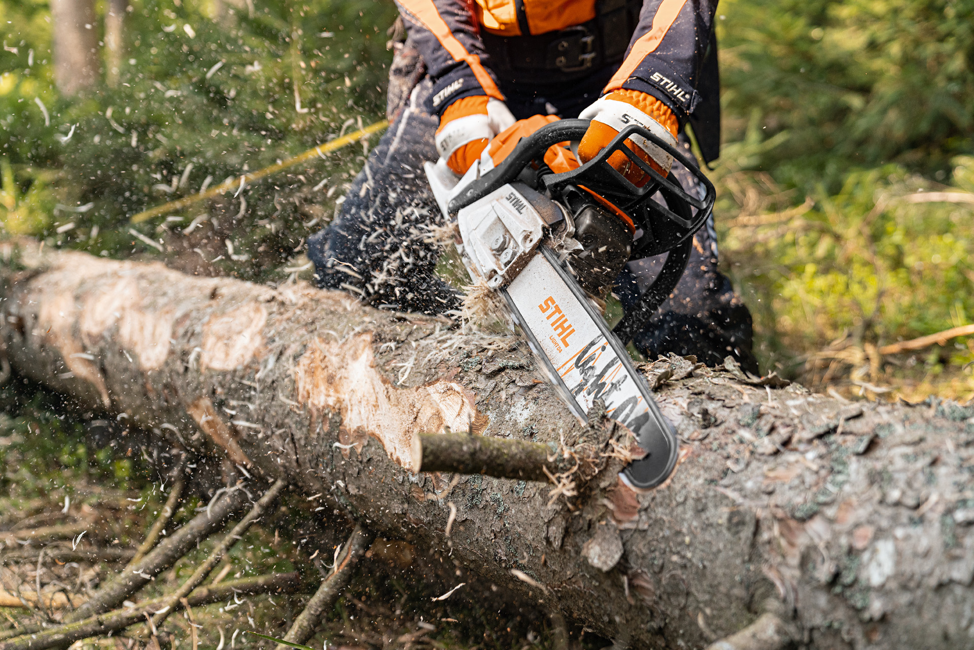 Descortezamiento de un árbol con una motosierra a gasolina STIHL MS 261 C-M con motor 2-MIX y espada Light 04