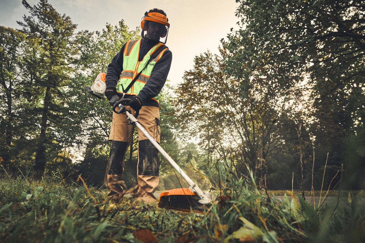 Hombre con STIHL KMA 200 R con herramienta combinada FS-KM